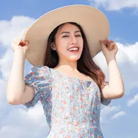 ilustrasi perempuan pakai topi pantai/TimeImage Production/Shutterstock
