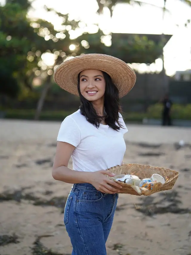 Potret Raline Shah Lakukan Bersih Pantai. (Sumber: Instagram/ralineshah)