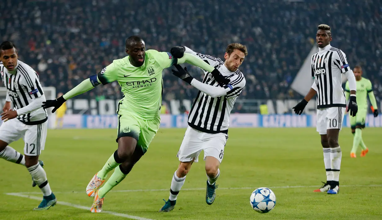 Gelandang City, Yaya Toure (kedua kiri) berebut bola dengan gelandang Juventus, Claudio Marchisio pada laga Grup D Liga Champions di Juventus Stadium, Turin, Italia, Kamis (26/11).  Juventus menang atas City dengan skor 1-0. (Reuters/Andrew Couldridge)