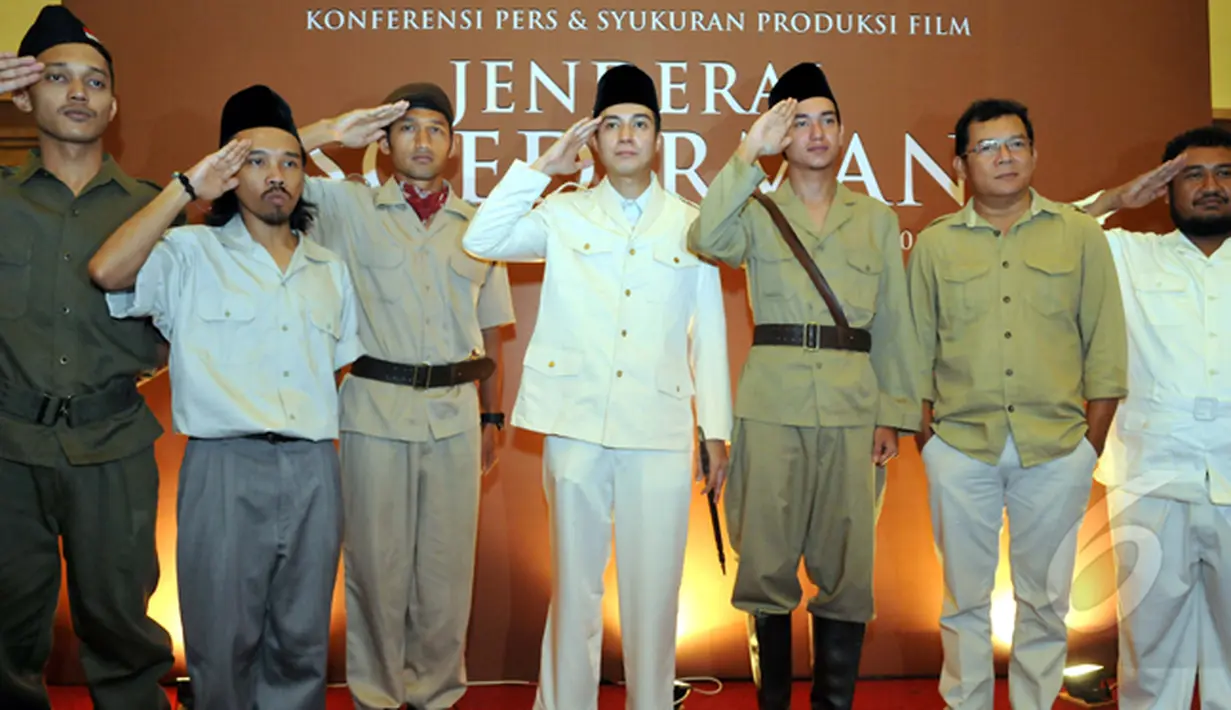 Deretan artis yang ikut terlibat dalam film Jenderal Soedirman berpose bersama saat syukuran di Balai Sudirman, Tebet, Jakarta, Selasa (20/1/2015). (Liputan6.com/Panji Diksana)