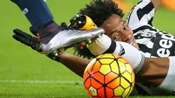 Pemain Juventus, Juan Cuadrado, berusaha meraih bola dalam lanjutan Serie A Italia di Stadion Juventus, Turin, Kamis (4/2/2016) dini hari WIB. (AFP/Marco Bertorello)