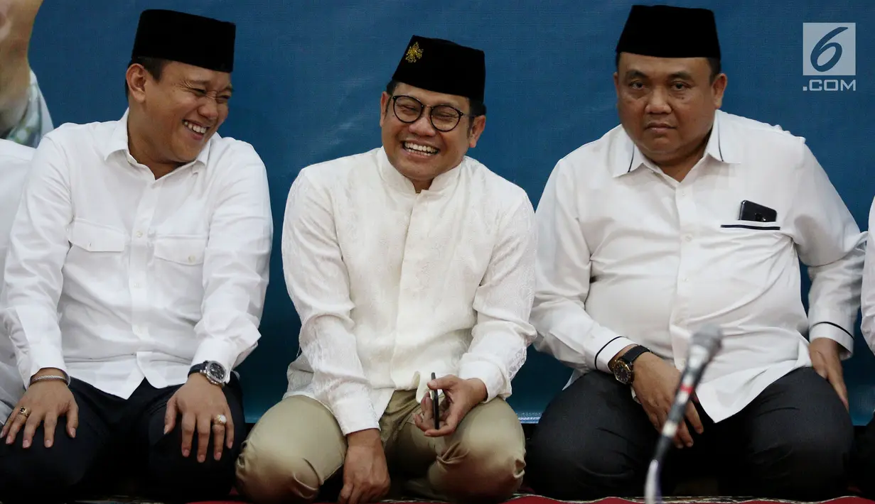 Ketua Umum PKB Muhaimin Iskandar (tengah) tertawa saat menghadiri acara Parlemen Mengaji di Masjid Baiturrahman, Kompleks Parlemen Senayan, Jakarta, Selasa (29/5). Kegiatan ini diisi dengan santunan kepada anak yatim piatu. (Liputan6.com/Johan Tallo)