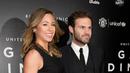Gelandang Manchester United, Juan Mata (kanan) dan pacarnya Evelina Kamph berpose di atas karpet merah saat mereka tiba untuk menghadiri "Inggris untuk UNICEF Gala Dinner" di Old Trafford, Manchester, Inggris, (29/11). (AFP PHOTO/OLI SCARFF)