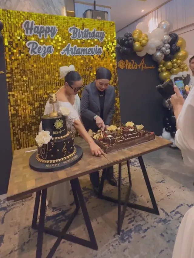 7 Momen Kejutan Ultah Reza Artamevia dari Sahabat, Seru Dihadiri Para Selebriti