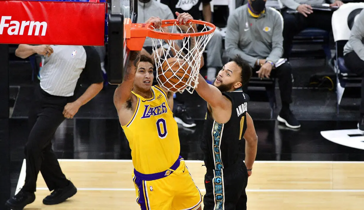 Pebasket Los Angeles Lakers, Kyle Kuzma, memasukkan bola saat melawan Memphis Grizzlies pada laga NBA, Rabu (6/1/2021). LA Lakers menang tipis 94-92 atas Grizzlies. (AP Photo/Brandon Dill)