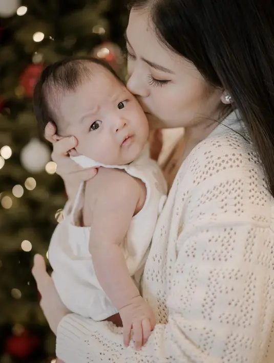 Jessica Tanoe mengenakan knitwear yang terlihat kesan hangat. Sementara sang putri tampil menggemaskan dengan dress sleeveless putih [@jessicatanoe]