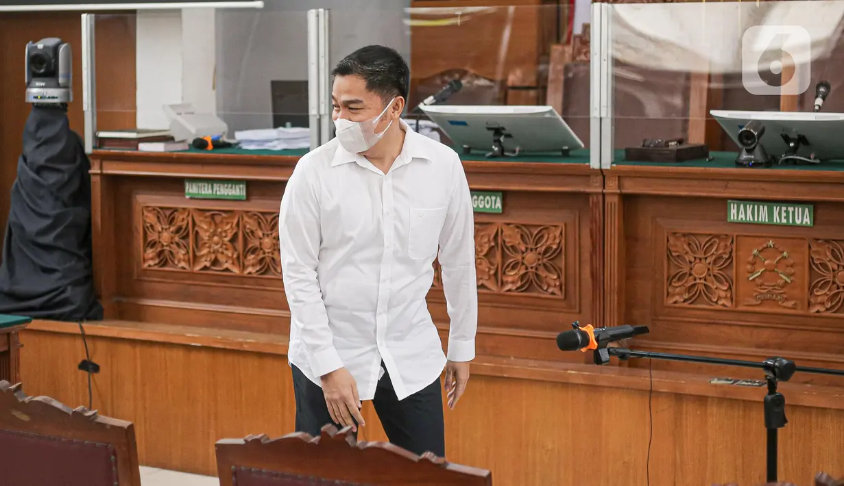 Terdakwa kasus pembunuhan Brigadir Yosua Hutabarat, Arif Rachman usai sidang lanjutan di PN Jakarta Selatan, Jakarta, Selasa (8/11/2022). Dengan putusan ini, majelis hakim memerintahkan jaksa untuk melanjutkan pembuktian terkait perkara yang menjerat Arif Rachman dalam sidang pada Jumat (18/11/2022). (Liputan6.com/Faizal Fanani)