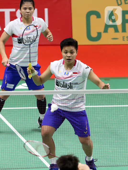 Pebulutangkis Indonesia, Greysia Polii/Apriyani Rahayu mengembalikan kok ke arah Liu Xuan Xuan/Xia Yu Ting (China) pada babak pertama ganda putri Indonesia Masters 2020 di Istora GBK, Jakarta, Rabu (15/1/2020). Greysia Polii/Apriyani unggul 22-24, 21-17, 21-15. (Liputan6.com/Helmi Fithriansyah)