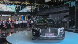 Para pengunjung mengamati sedan H9 dalam acara pameran produk dan budaya Hongqi, merek otomotif ikonis China, yang digelar di Changchun, Provinsi Jilin, China timur laut, pada 28 Juli 2020. (Xinhua/Zhang Nan)