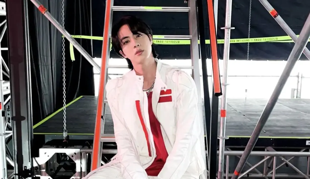 <p>Gaya kasual Jin BTS saat manggung selalu menjadi sorotan banyak penggemar. Memakai busana kasual dengan perpaduan warna putih serta merah membuatnya terlihat semakin menawan. (Liputan6.com/IG/@jin)</p>