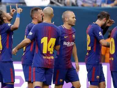 Penyerang Barcelona, Neymar melakukan selebrasi bersama rekan-rekannya usai mencetak gol ke gawang Juventus pada ICC 2017 di Stadion MetLife di East Rutherford, N.J. (22/7). Neymar mencetak dua gol di pertandingan tersebut. (AP Photo / Julio Cortez)