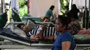 Para pasien untuk sementara ditampung di tenda-tenda darurat. (Jam STA ROSA/AFP)