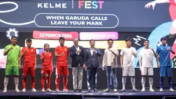 Perusahaan asal Spanyol itu merilis empat jenis kostum yang terdiri dari jersey kandang dan tandang untuk pemain lapangan (outfield) dan penjaga gawang. Tampak dalam foto, suasana peluncuran jersey terbaru Timnas Indonesia di Plaza Utara Stadion Utama Gelora Bung Karno (SUGBK), Jakarta, Kamis (12/3/2026) malam. (Bola.com/Bagaskara Lazuardi)