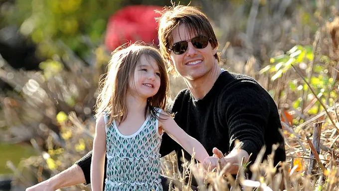 [Bintang] Suri Cruise - Tom Cruise