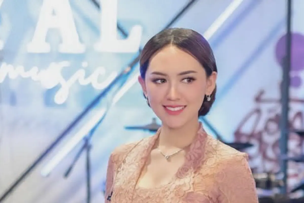 Gaya Ayu Happy Asmara Dibalut Kebaya Pink