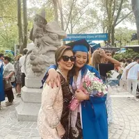Reza Artamevia tengah berbahagia usai sang putri sulung, Zahwa Massaid lulus dari Fashion Institute of Technology di New York, Amerika Serikat. [Foto: IG/ rezaartameviaofficial].