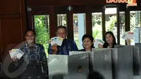 Presiden SBY beserta keluarga menggunakan hak pilihnya di TPS 006 Nagrak Gunung Putri, Bogor pada Rabu (9/4/14) (Liputan6.com/Helmi Fithriansyah)