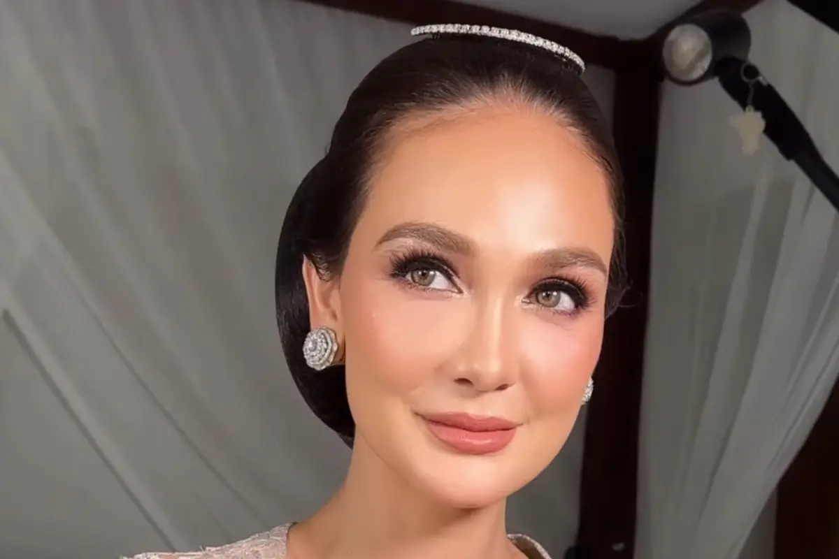 Luna Maya Kenakan Paes Jelang Pernikahan.