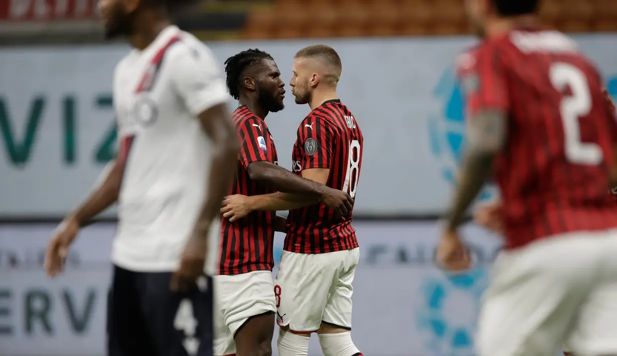 Penyerang AC Milan, Ante Rebic (kanan) berselebrasi dengan rekannya Franck Kessie usai mencetak gol ke gawang Bologna pada pertandingan lanjutan Liga Serie A Italia di stadion San Siro di Milan, Italia, Sabtu, (18/7/2020). AC Milan menang telak 5-1 atas Bologna. (AP Photo/Luca Bruno)