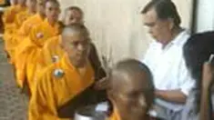 Para umat Budha memberikan sedekah kepada biksu dalam ritual pindapata. Ritual ini sebagai salah satu bentuk ajaran sang Budha.
