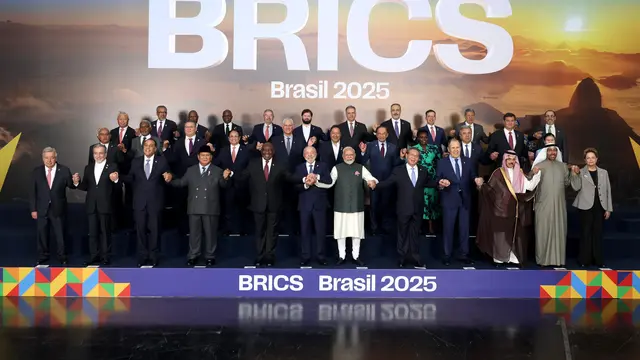 Presiden Prabowo Subianto tampil di jajaran terdepan saat mengikuti sesi foto resmi para kepala negara dan pemerintahan, negara mitra, serta negara yang terlibat secara eksternal dalam Konferensi Tingkat Tinggi (KTT) BRICS 2025, di Museum of Modern Art (M