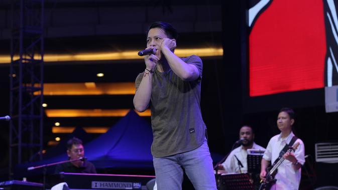 Tuai Pujian Ariel Noah Lantunkan Mungkin Nanti Dalam Bahasa Jepang News Entertainment Fimela Com