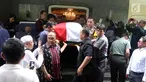 Keluarga dan kerabat membawa jenazah Probosutedjo di rumah duka di Jalan Diponegoro, Jakarta, Senin (26/3). Jenazah adik Presiden RI ke-2 Soeharto tersebut dibawa ke Bandara Halim Perdanakusuma untuk diterbangkan ke Yogyakarta.(Liputan6.com/Arya Manggala)
