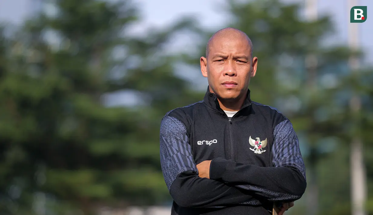 Pelatih Timnas Indonesia U-17, Nova Arianto saat memimpin seleksi yang berlangsung di Lapangan B, Kompleks Stadion Utama Gelora Bung Karno (SUGBK), Senayan, Jakarta, Kamis (08/08/2024). (Bola.com/Bagaskara Lazuardi)