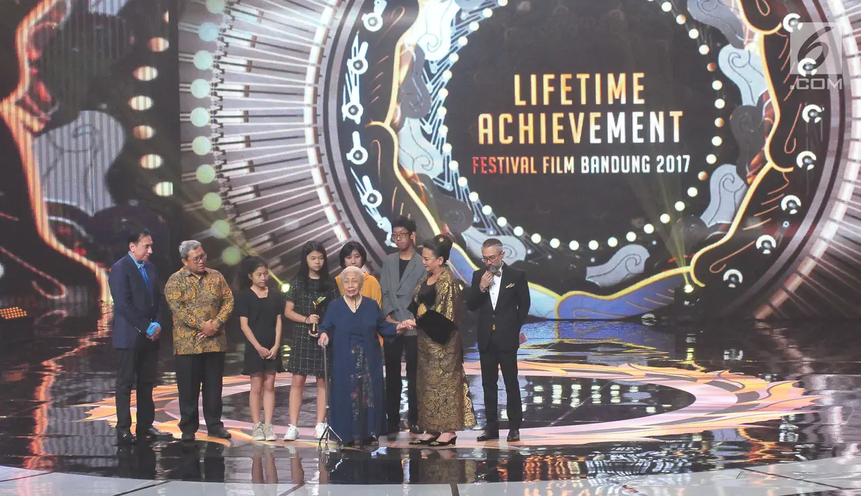 Pemeran dan penulis skenario Indonesia, Tatiek Maliyati memberikan kata sambutan atas penghargaan Lifetime Achiement pada ajang penghargaan Festival Film Bandung 2017 di Studio 6 Emtek, Jakarta, Minggu (22/10). (Liputan6.com/Helmi Afandi)