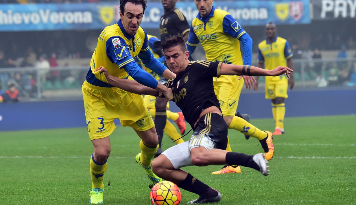 Pemain Juventus, Paulo Dybala, berusaha dihentikan pergerakannya oleh pemain Chievo, Dario Dainelli, dalam lanjutan Serie A Italia di Stadion Marc'Antonio Bentegodi, Minggu (31/1/2016). (AFP/Giuseppe Cacace)