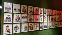 Karikatur para legenda dan mantan pemain Bilbao dipasang di dinding museum klub. (Bola.com/Yus Mei Sawitri)