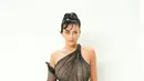 Kylie Jenner juga tak kalah menawan dalam balutan gaun rancangan Mugler. Gaun hitam ini memiliki desain top yang asimetris dengan high slit di roknya. Foto: W Magazine.