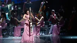 Pertunjukan Orkestra Samjiyon dari Korea Utara saat tampil di Gangneung, Korea Selatan, Kamis (8/2). Mereka memainkan lagu-lagu dari Korut dan Korsel serta lagu musikal Broadway. (Kim Hong-Ji / Pool via AP)