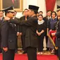 Presiden Joko Widodo menyematkan tanda kepangkatan sebagai Panglima TNI kepada Marsekal Hadi Tjahjanto di Istana Negara, Jakarta, Jumat (8/12). Hadi Tjahjanto mengantikan Gatot Nurmantyo. (Liputan6.com/Angga Yuniar)