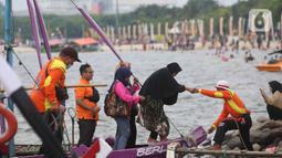 Pengunjung turun dari kapal di Pantai Ancol di Taman Impian Jaya Ancol, Jakarta, Rabu (4/5/2022). Objek wisata tersebut kembali ramai dikunjungi wisatawan pada saat liburan Hari Raya Idul Fitri 1443 H setelah dua tahun sebelumnya sempat mengalami penurunan kunjungan wisatawan akibat pandemi Covid-19. (Liputan6.com/Herman Zakharia)
