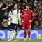 Xavi Simons diganjar kartu merah oleh wasit John Brooks dalam laga Liga Inggris antara Tottenham vs Liverpool, Minggu (21/12/2025). (AP Photo/Ian Walton)