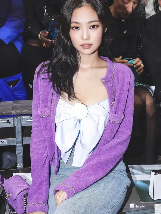 <p>Untuk acara musim Spring/Summer 2020, Jennie tampil chic tanpa busana dalam balutan kardigan Chanel ungu dengan atasan pita biru pucat dan celana jeans longgar. (Foto: @JNK19950116 via Koreaboo)</p>