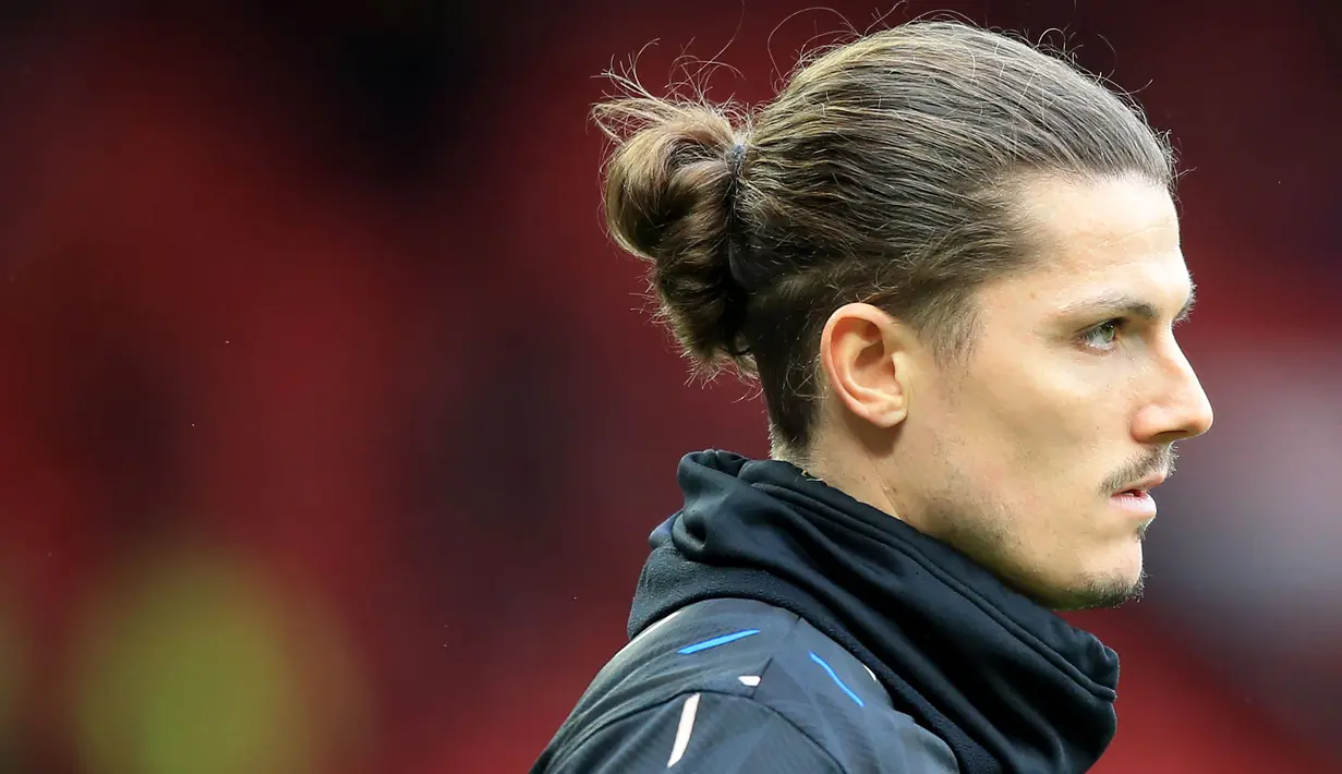 Pemain baru Manchester United, Marcel Sabitzer melakukan pemanasan sebelum laga pekan ke-22 Liga Inggris 2022/2023 melawan Crystal Palace di Old Trafford, Manchester, Sabtu (04/02/2023). (AFP/Lindsey Parnaby)