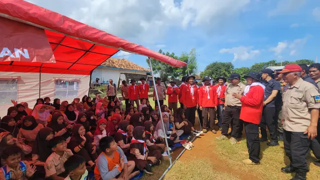 Pj. Bupati Garut Barnas Adjdin memimpin Simulasi Kesiapsiagaan dan Mitigasi Bencana di Desa Paas, Sabtu (22/6/2024) dalam penentuan Desa Paas sebagai Kampung Siaga Bencana (KSB). (Liputan6.com/Jayadi Supriadin)