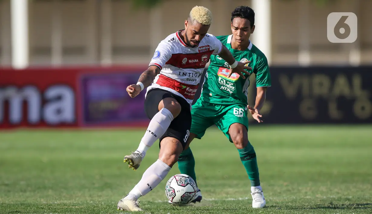 Penyerang Madura United, Rafael Silva berebut bola dengan gelandang PSS Sleman, Misbakus Solikin saat laga pekan keempat BRI Liga 1 2021/2022 di Stadion Madya, Jakarta, Sabtu (25/09/2021). Madura United memetik hasil positif perdana dengan membungkam PSS Sleman 1-0. (Bola.com/Bagaskara Lazuardi)