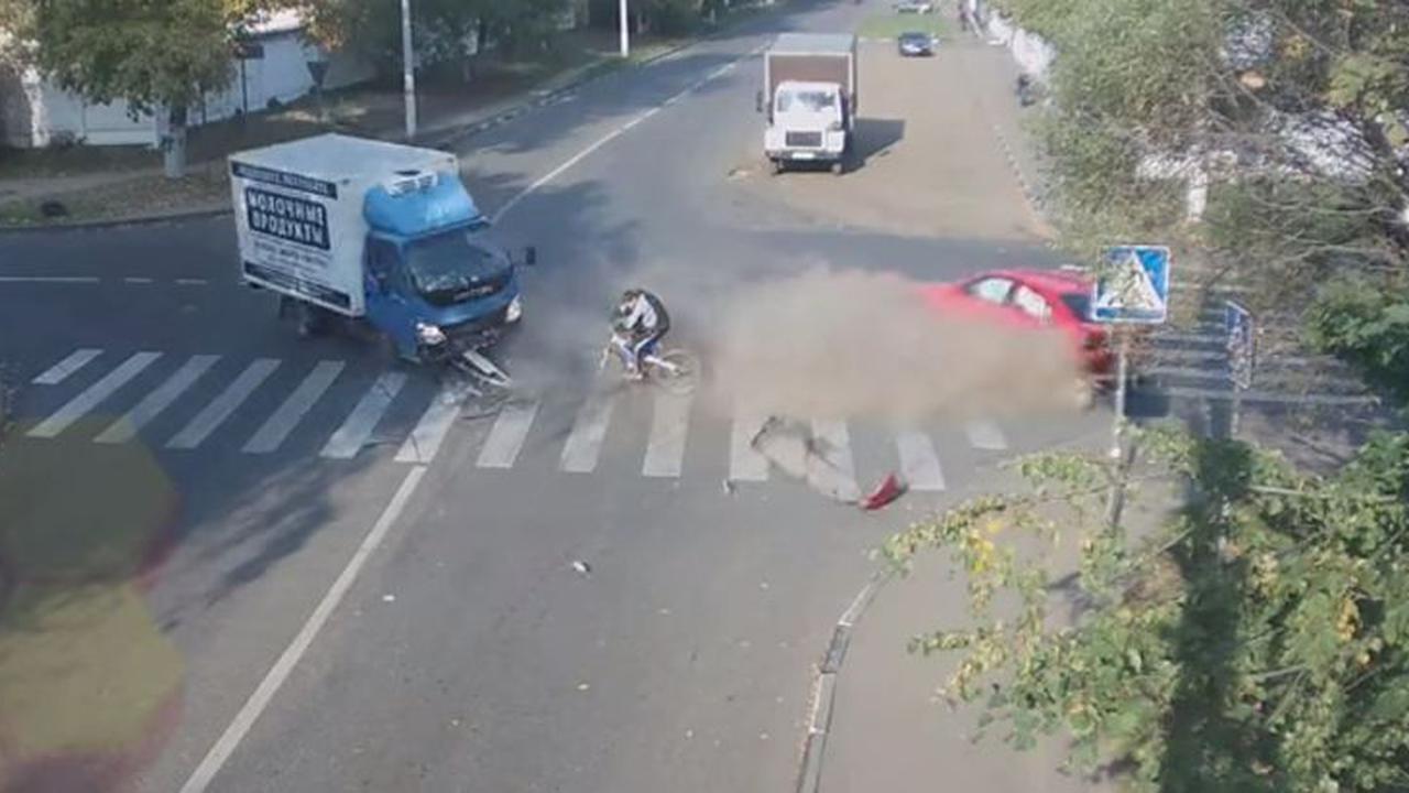 Terlibat Kecelakaan Hebat, Pesepeda Ini Malah Selamat