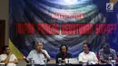 Komunitas Tionghoa Anti Korupsi Lieus Sungkharisma (dua kiri) saat berbicara dalam diskusi Prodem di Jakarta, Kamis (6/12). Impor pangan dianggap mengandung konsekuensi politik. (Liputan6.com/JohanTallo)