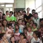 Perbuatan baik seorang wanita Tiongkok dengan adopsi 75 anak terpaksa membuatnya jadi jutawan miskin.