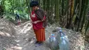 Penyandang tunanetra, Sujanah,beristirahat usai berjalan membawa air di kawasan Gunung Batur, Kota Cilegon, Banten, Minggu (19/07/2026). (KLY/Arie Basuki)