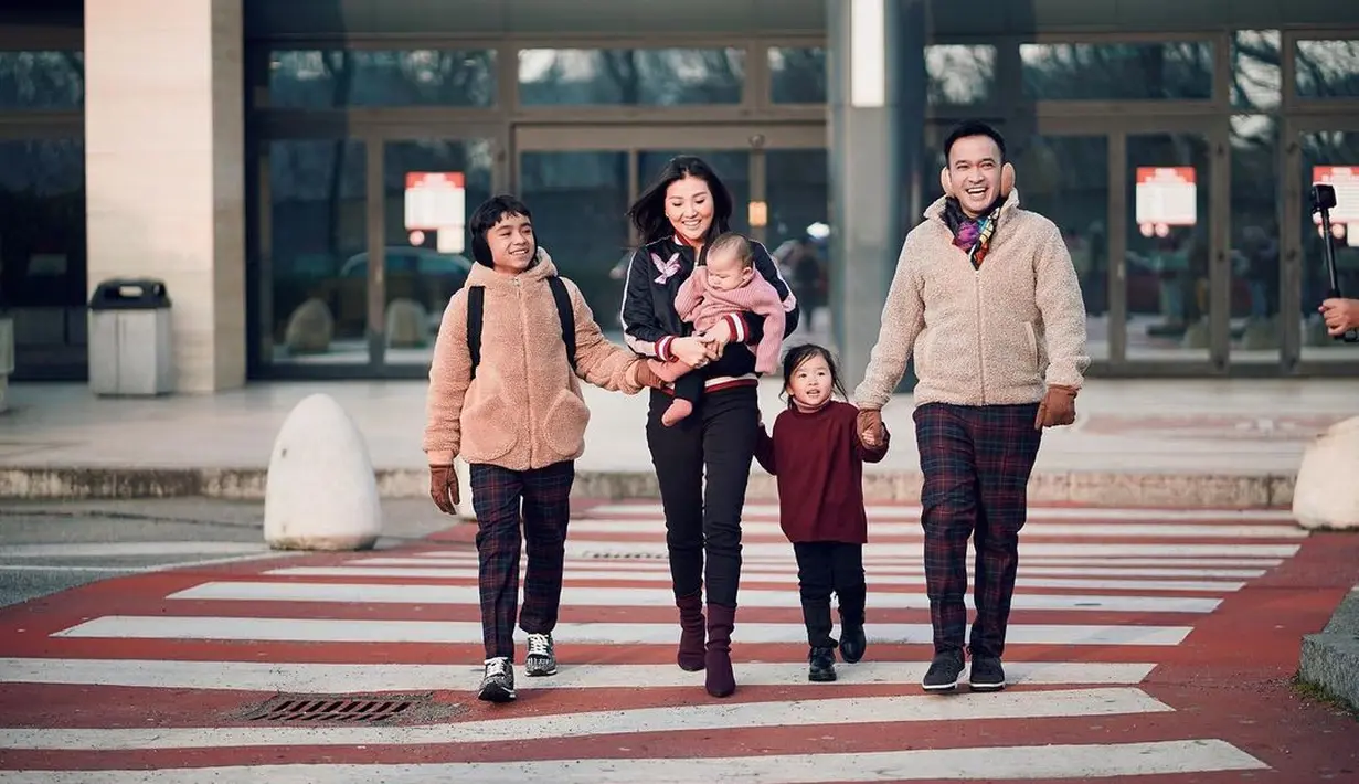 <p>Outerwear jaket memang jadi opsi outfit paling mudah dipadupadankan dalam membuat tampilan trendi. (Foto: Instagram @ruben_onsu)</p>