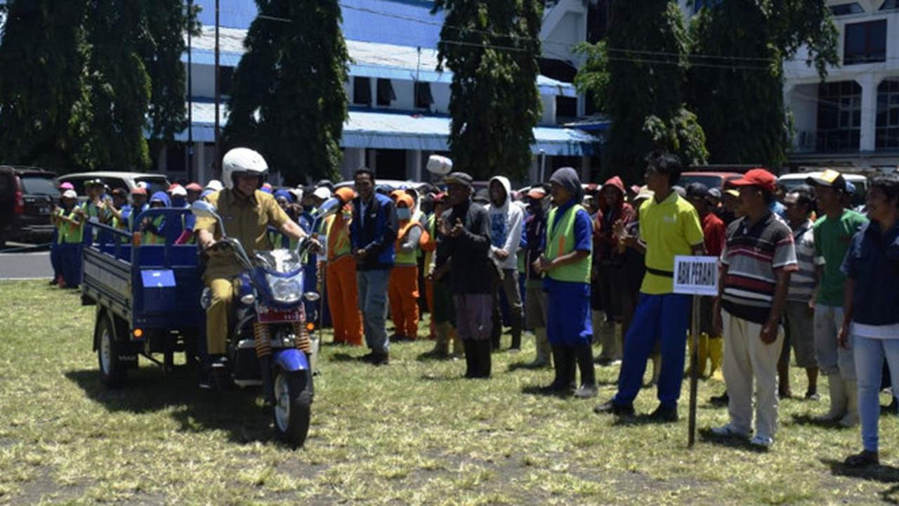 Dukung Petugas Kebersihan, Max Lomban Serahkan 10 Unit Kendaraan Pengangkut Sampah