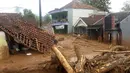 Situasi pemukiman warga yang terkena banjir material longsor di Desa Pasirpanjang, Salem, Brebes, Jawa Tengah, Jumat (23/2). Puluhan rumah hancur dan penuh lumpur akibat terkena material longsor bukit Gunung Lio. (AP Photo)