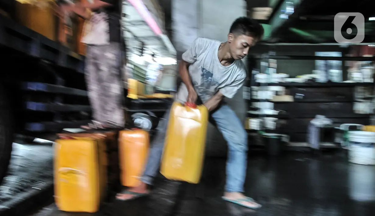 Pekerja menurunkan jeriken berisi minyak goreng di Pasar Cipete, Jakarta Selatan, Kamis (24/2/2022). Menghadapi kelangkaan dan lonjakan harga minyak goreng, Menteri Perdagangan Muhammad Lutfi menetapkan harga eceran tertinggi minyak goreng sejak 1 Februari. (merdeka.com/Iqbal S. Nugroho)