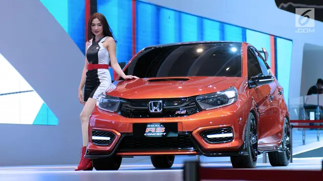 Senyum Manis SPG Sambut Pengunjung IIMS 2018