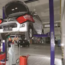 Seroang mekanik sedang melakukan service di bengkel mobil Daihatsu. (Dok Daihatsu)